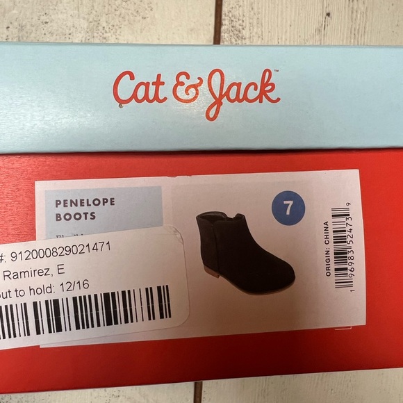 EUC. Cat & Jack Penelope boot. Size 7. In original box. - Picture 5 of 6